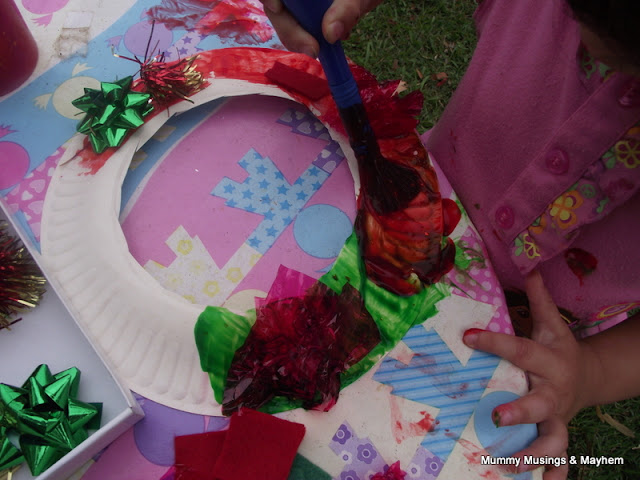 An easy to set up Christmas activity that is perfect for little toddler hands and attention spans! Make Christmas wreaths to hang on the tree or wall!