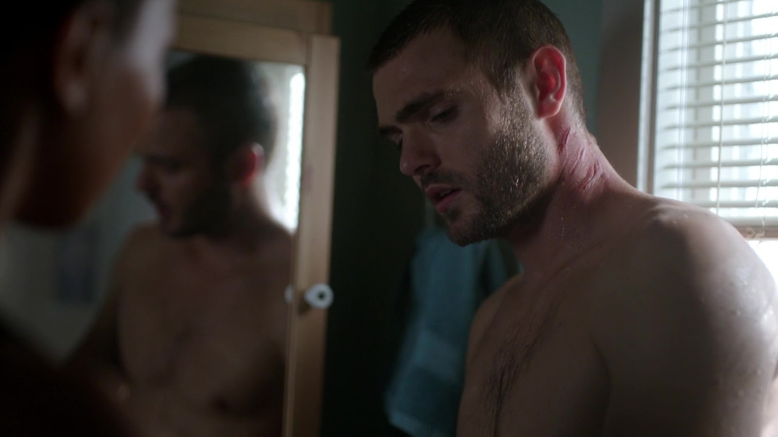 Alex Roe shirtless in Siren 1-02 "The Lure" .