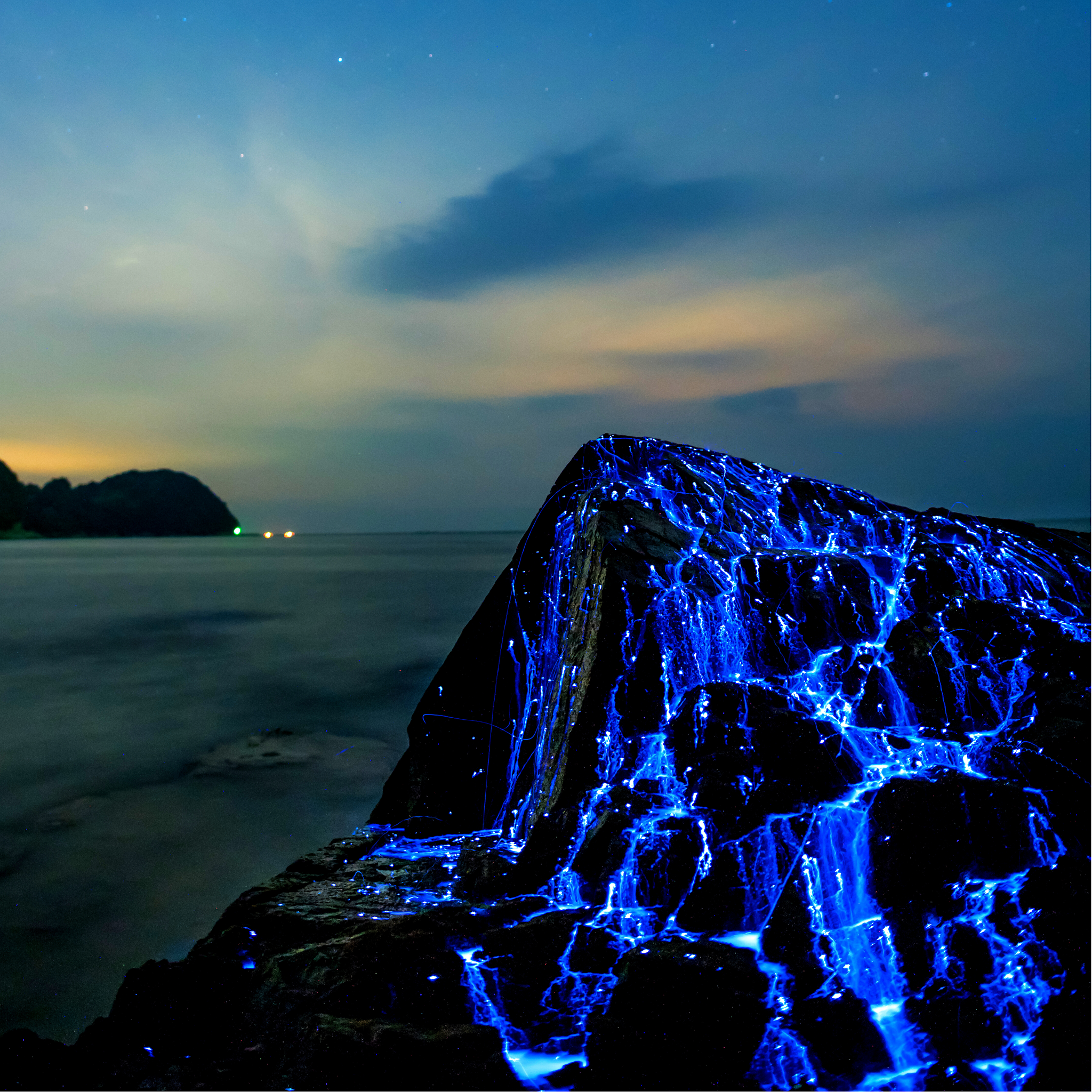 Скалы ночью. Игра в каменное лицо мужская. Камень звездная ночь. Ночной океан. Камни ночью.