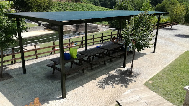 Mesas do Parque de Merendas de Louredo na Praia Fluvial Mesas do Parque de Merendas de Louredo na Praia Fluvial