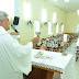 Padre Fábio de Abreu celebra missa com fotos de fiéis coladas em bancos de igreja do Povoado Jurema, em Tavares
