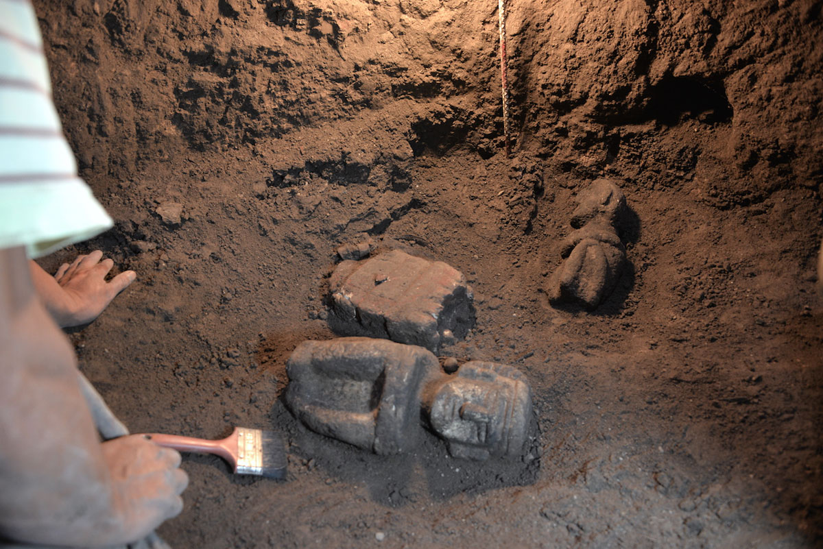 В 19 веке в колумбии археологи. Археологи. Мексиканский археолог. Археологи в пещере.