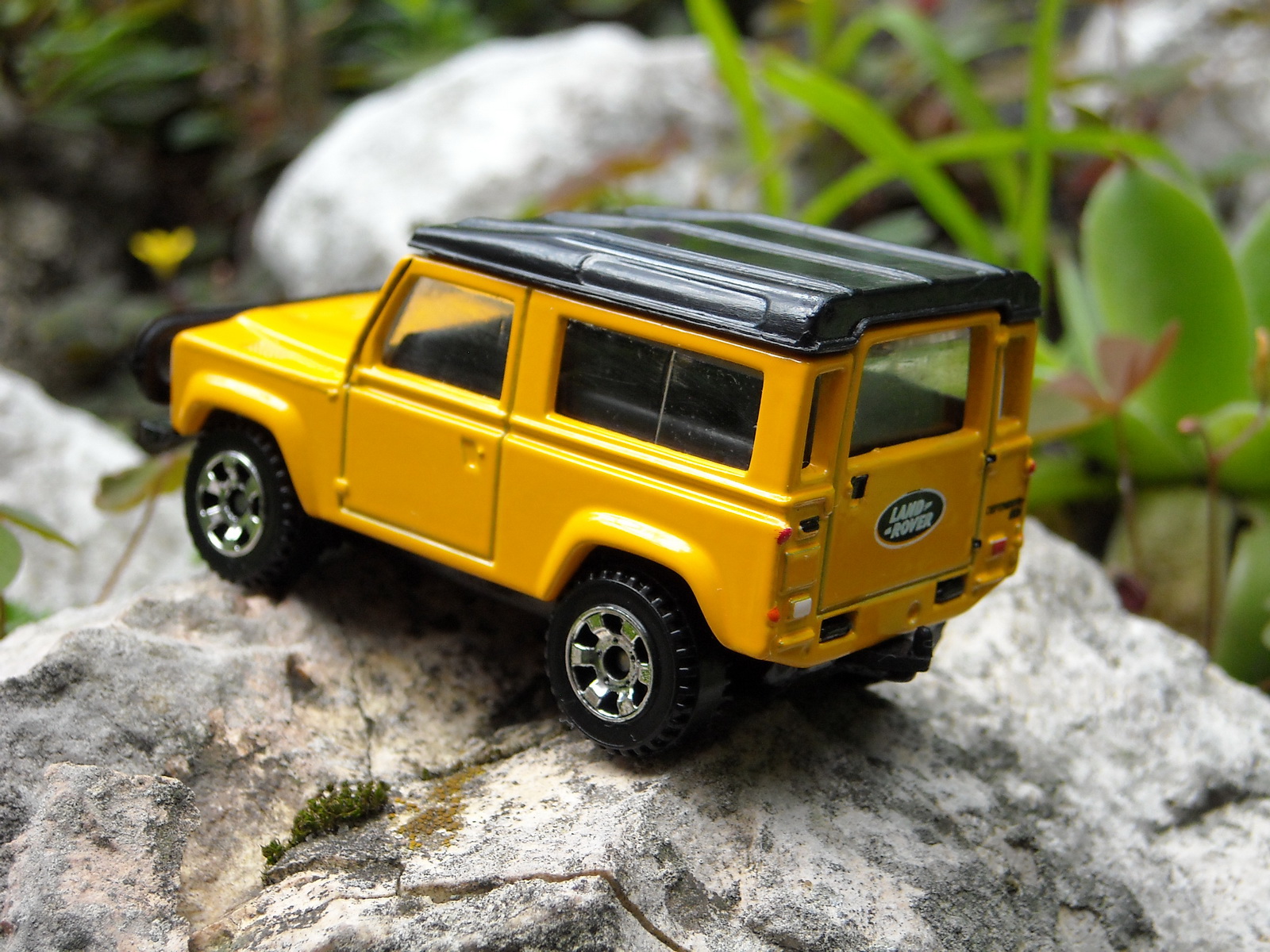 B1304 04 land rover