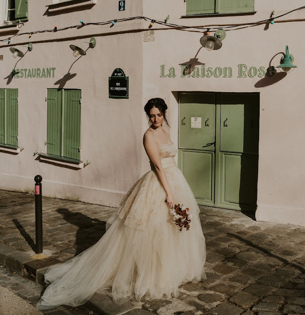 Robe de mariée rose pâle D'Ors et de Soie, peinte à la main de motifs dorés