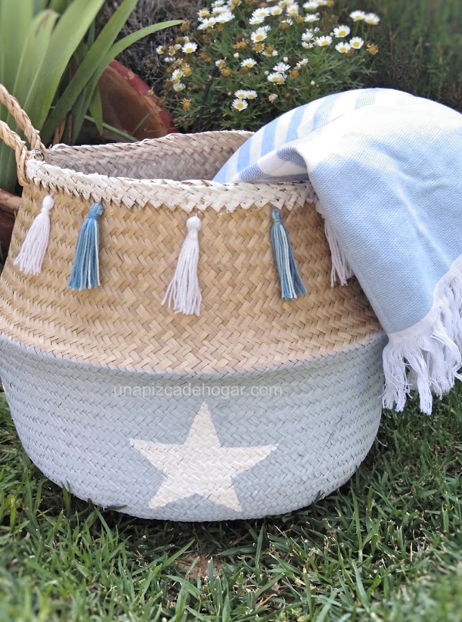 Cesta de mimbre pintada con chalk paint y decorada con estampaciones y borlones
