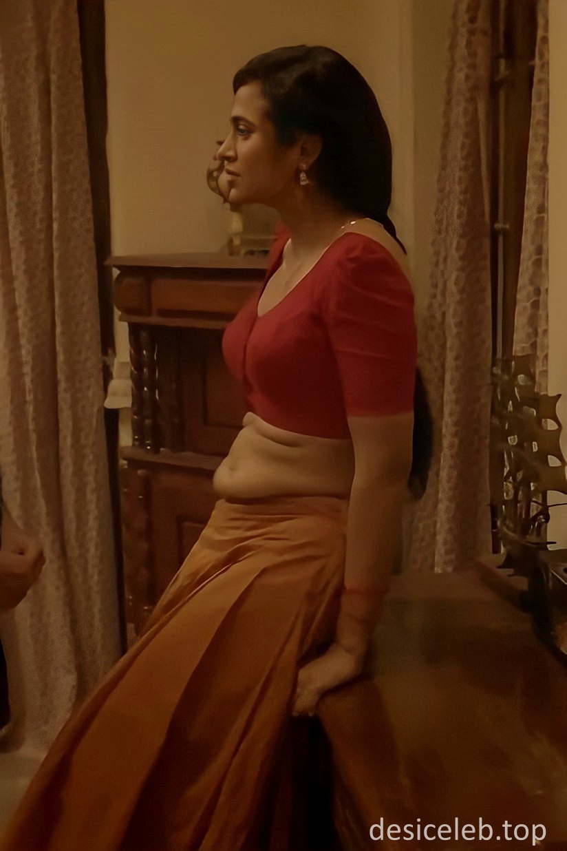 desiceleb.top_Ramya Pandiyan  Under Boobs  (3)