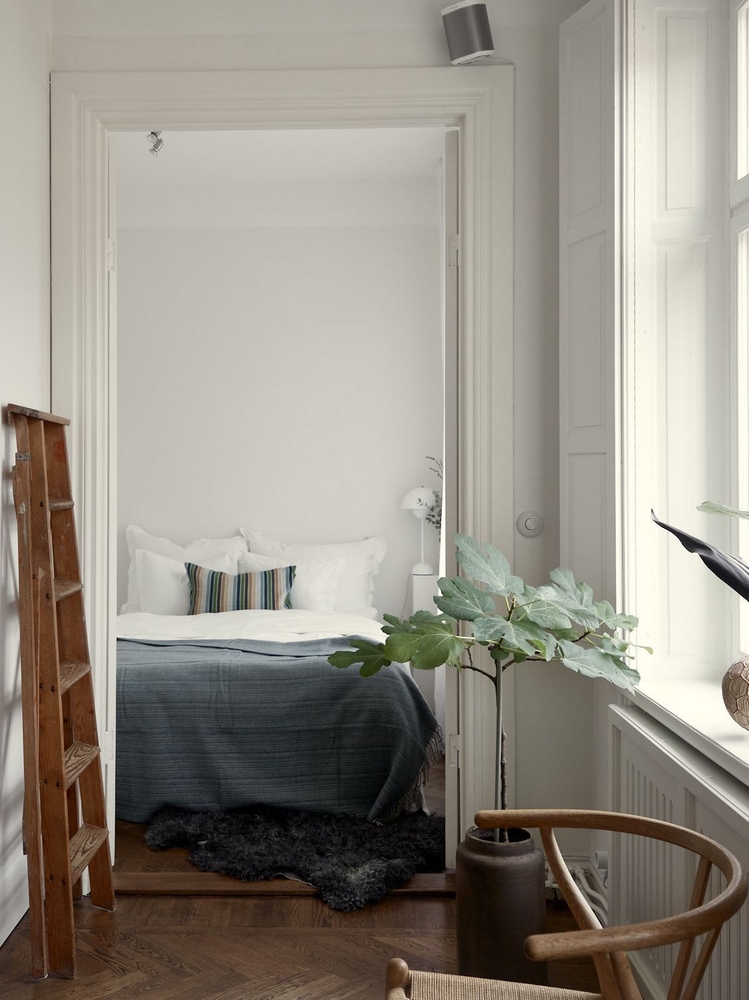 LOIN DE LA PRÉCIOSITÉ