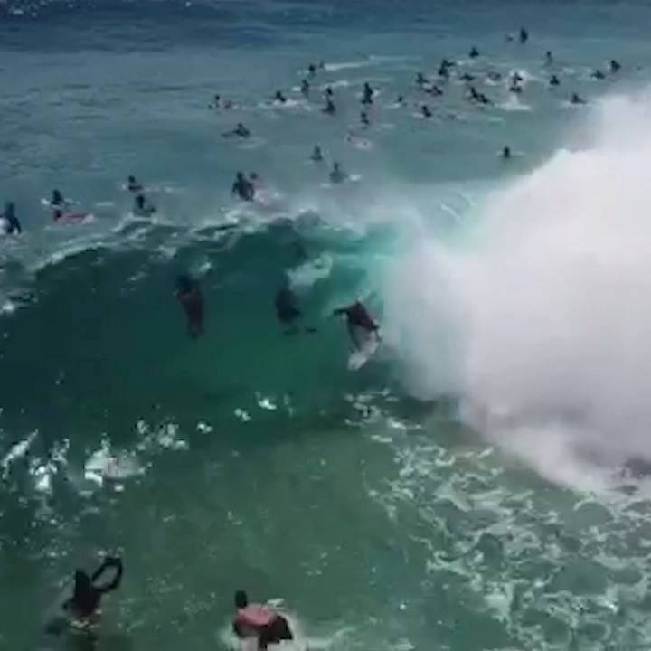 Owen Wright navigating the crowds on the Gold Coast to find Cyclone Oma drainer 🔥