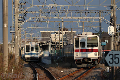 東武8000系と行き違いをする9000系