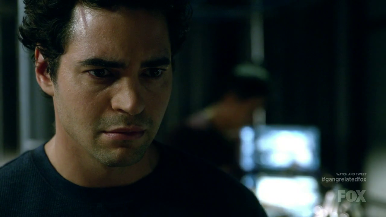 ausCAPS: Cliff Curtis shirtless in Gang Related 1-11 &ldquo;La Luz Verde&rdquo;