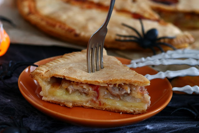 Мясной пирог с картофелем и сыром на Хэллоуин