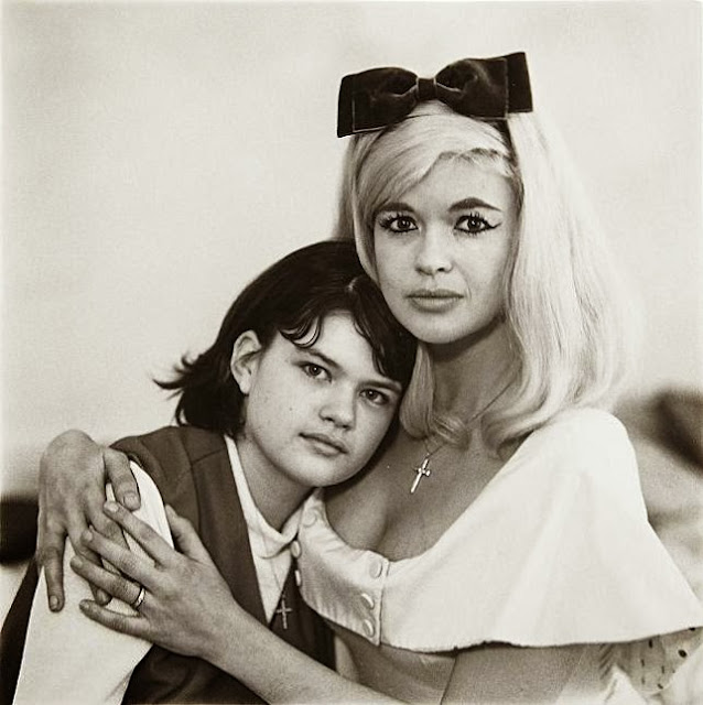 Lovely Photos Show Everyday Life of Jayne Mansfield with Her Daughter
