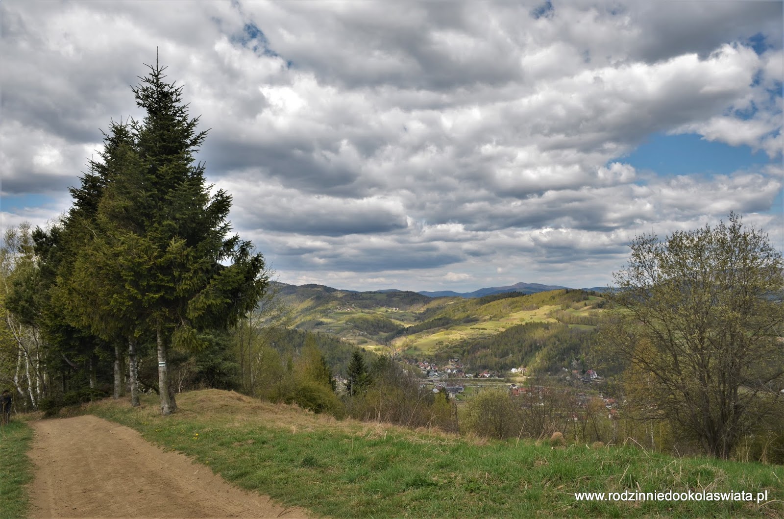 Wieża widokowa na Koziarzu z Tylmanowej Beskid Sądecki z dziećmi