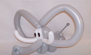 Elephant mit stoßzähnen und riesigen Ohren aus Luftballons modelliert.