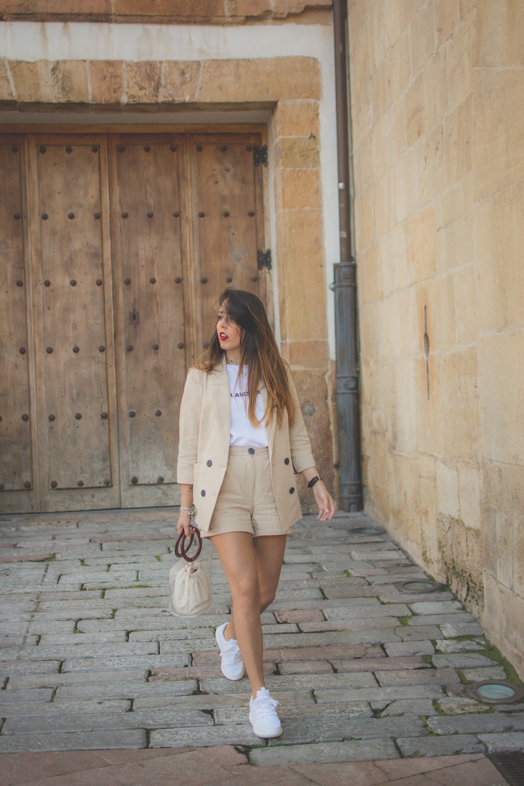 Traje Short con Sneakers