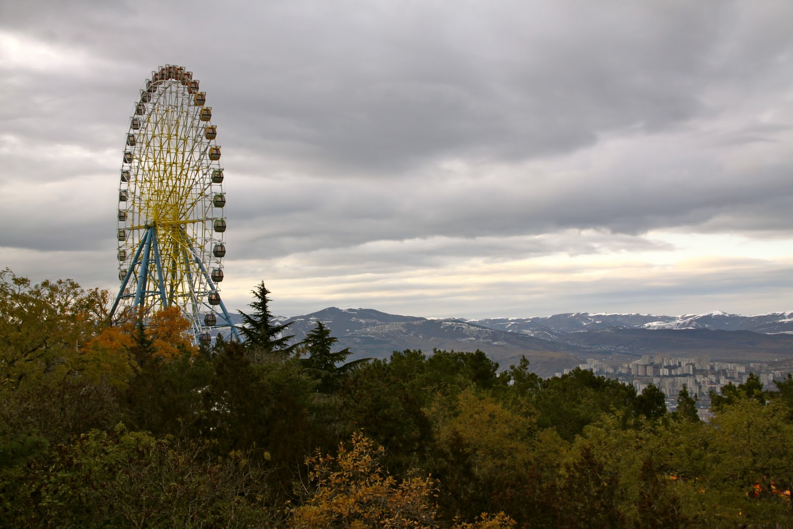 Колесо обозрения на горе. Парк мтацминда в тбилиси колесо обозрения. Колесо обозрения на горе. Гора ахун колесо обозрения. Колесо обозрения на горе ахун сочи.