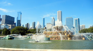 Buckingham fountain in Grant Park in downtown Chicago, Illinois