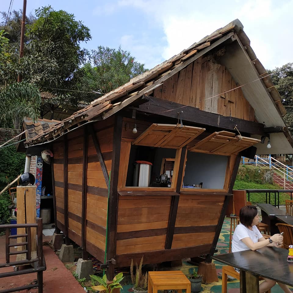 Pajangan Etnik: Dapur Caringin Tilu Bukit Moko