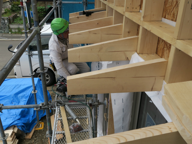 ㈱山本亜耕建築設計事務所: 大きく跳ね出した庇をつくる
