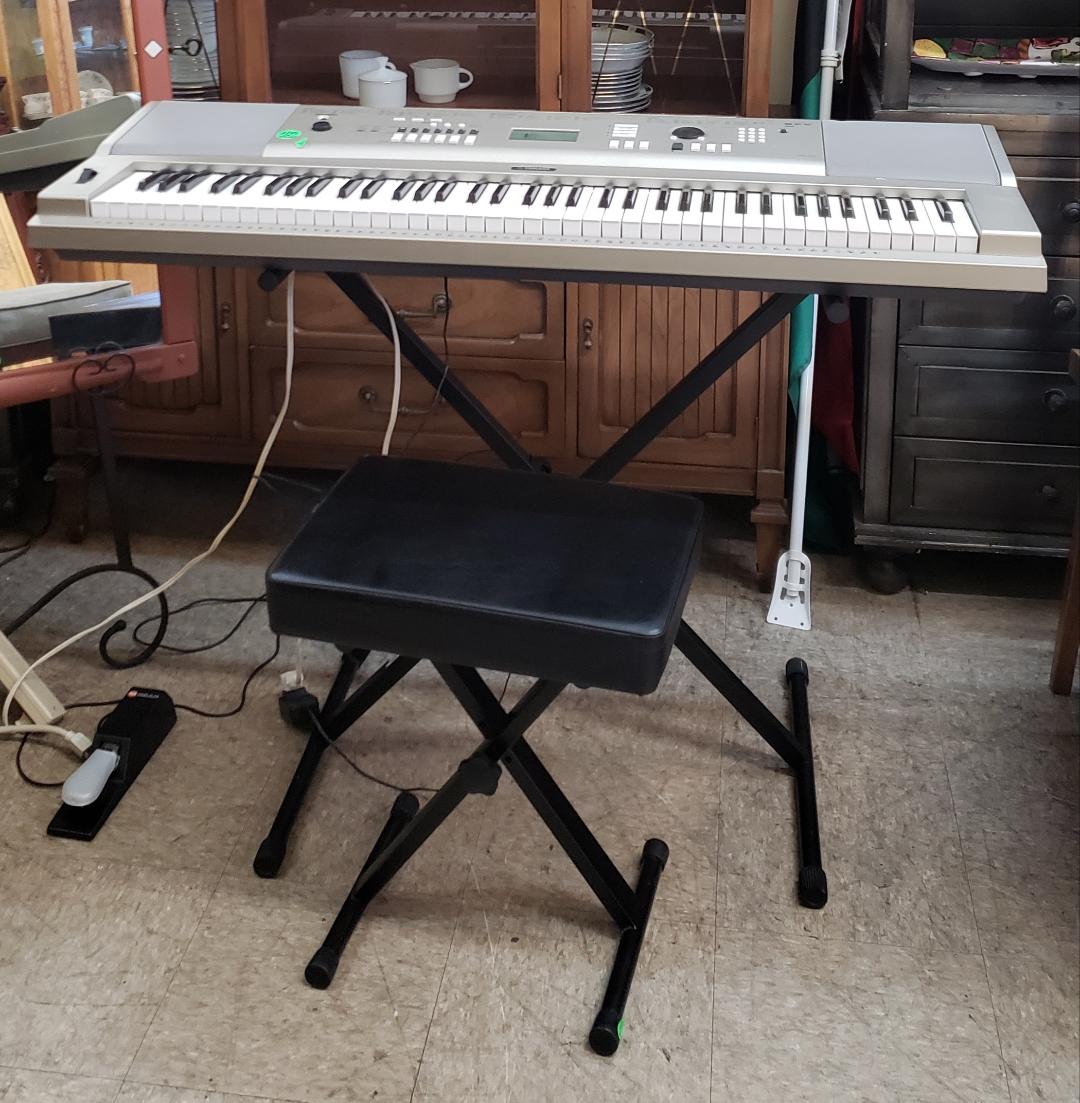 Uhuru Furniture & Collectibles 475442 Yamaha Keyboard with Stand