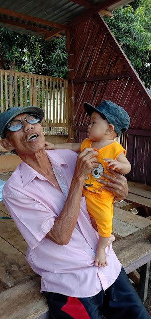 Iqra dan Kakek Sila Pakai Topi