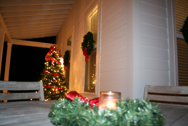 Simple classic cottage outdoor Christmas Decorations | The Lowcountry Lady