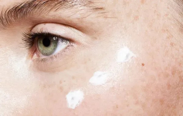 cara pemakaian eye cream yang benar
