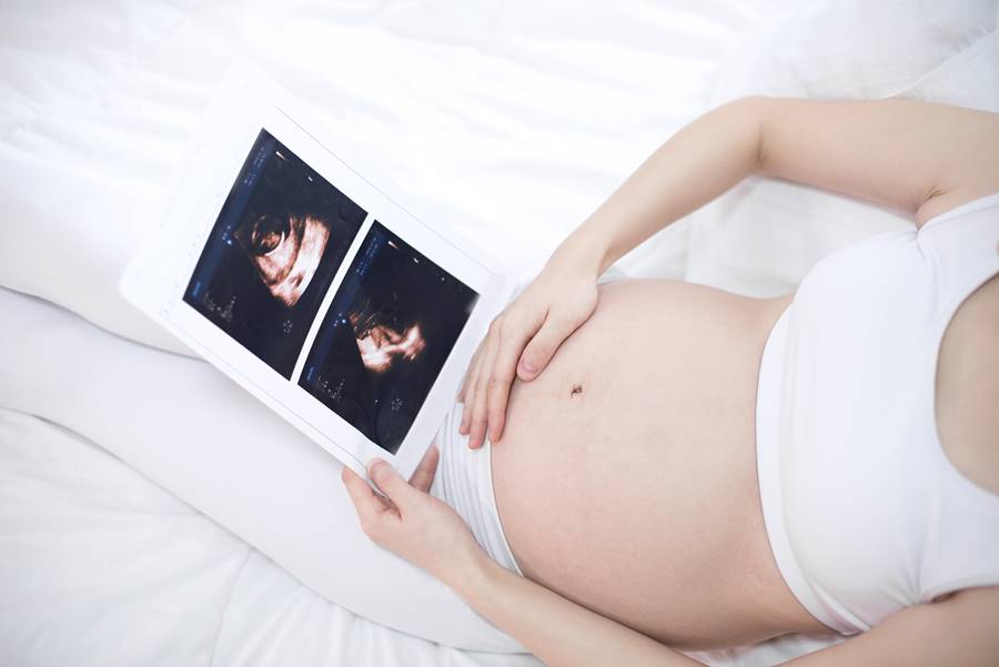 Mujer embarazada mirando una ecografia