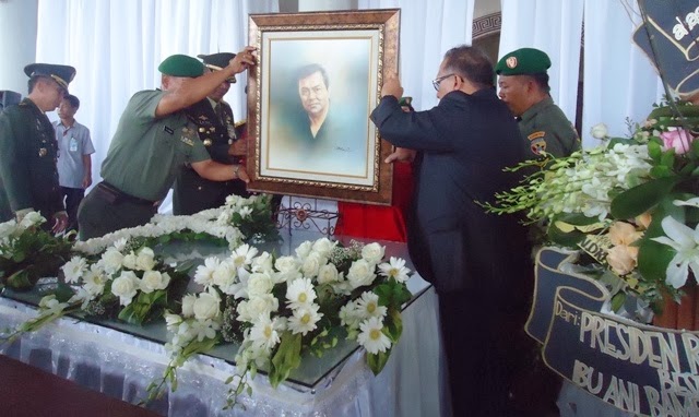 SBY Kirim Karangan Bunga untuk Almarhum Joop Ave