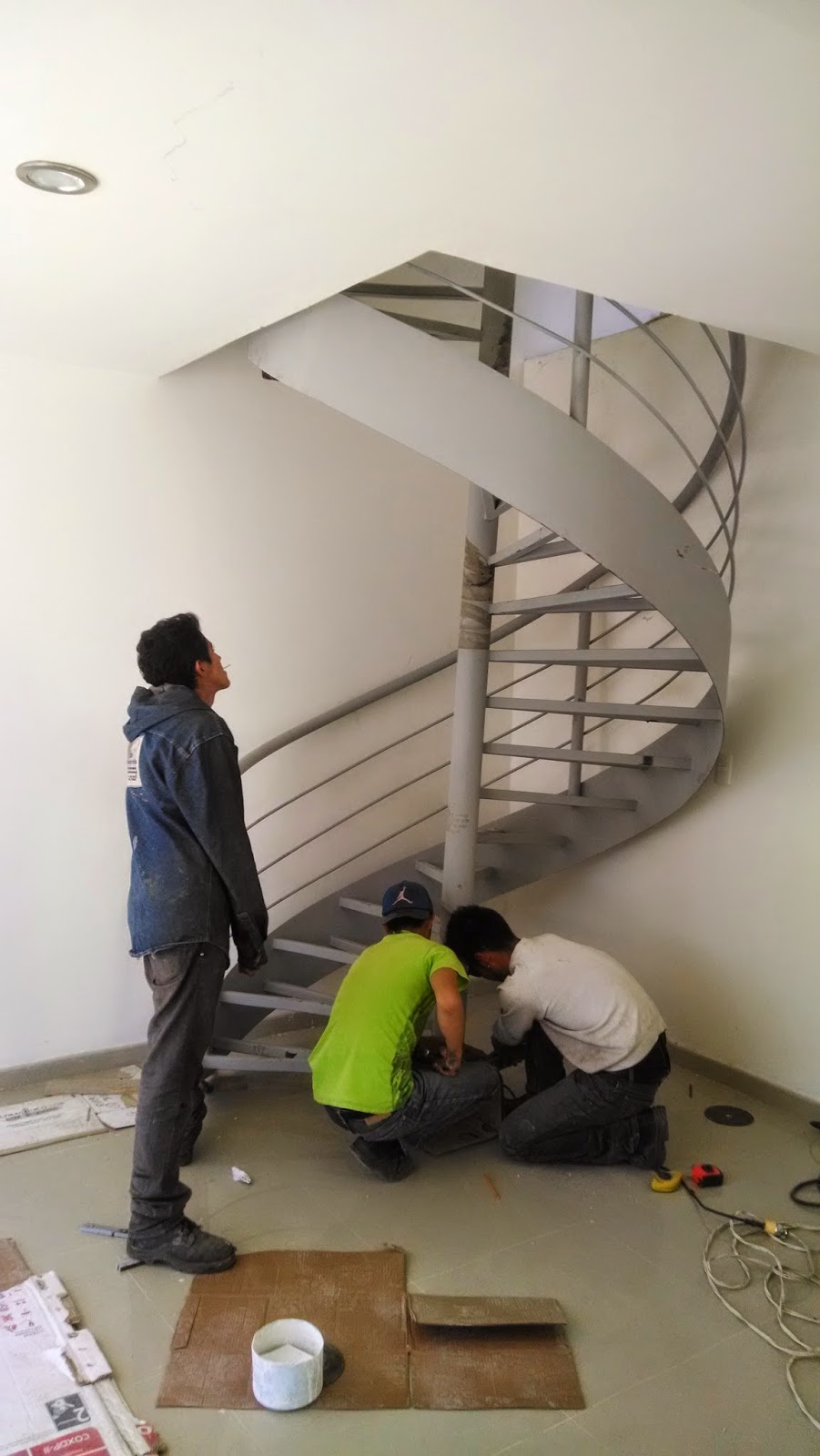 Tauro estructuras metalicas.: ESCALERA DE CARACOL INTERIOR