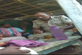 वर्दी पहनकर ऑन ड्यूटी जाम छलका रहे थे दारोगा जी, तस्वीर वायरल होते ही SP ने किया सस्पेंड वर्दी पहनकर ऑन ड्यूटी जाम छलका रहे थे दारोगा जी, तस्वीर वायरल होते ही SP ने किया सस्पेंड