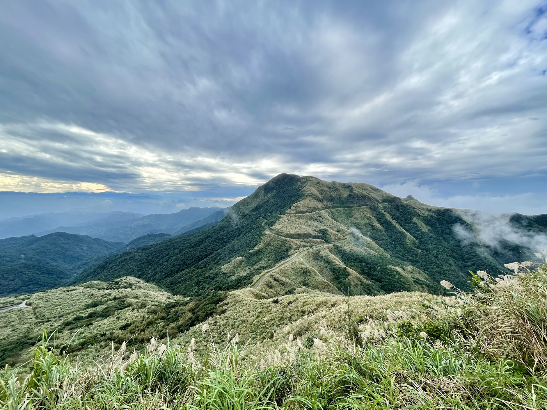 黃金稜線上的燦光寮山以及從旁蜿蜒而過的草山戰備道