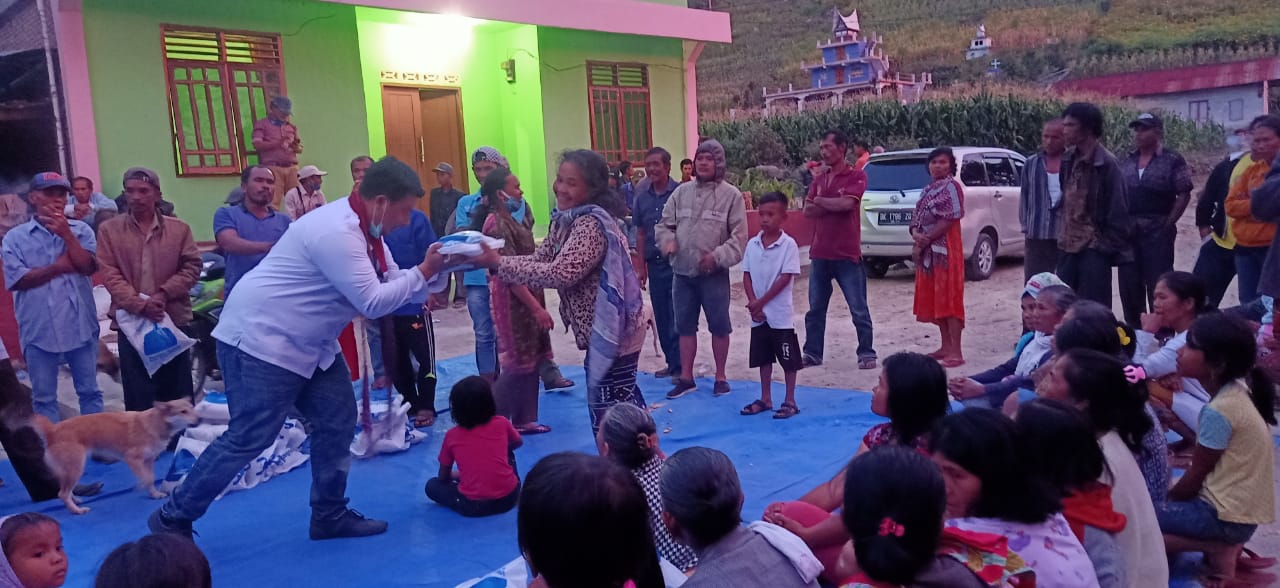 Vandiko Gultom Salurkan Tali Kasih Sekaligus Sosialisasikan Cara Pencegahan Virus Corona Di Sianjur Mula Mula Metrokampung Com