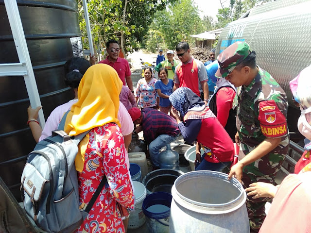 Babinsa Pare Bantu Pendistribusian air bersih di daerah kekeringan