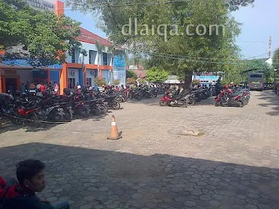 suasana tempat parkir dilihat dari ruang arsip BPKB dan STNK