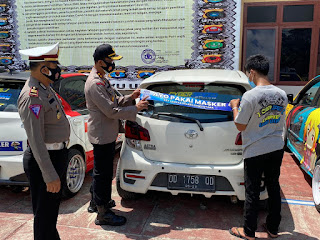 Kapolres Luwu Utara Pimpin Langsung Pasang Stiker “Ayo Pakai Masker”