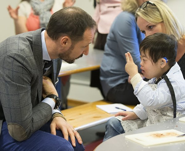 Crown Prince Haakon and Crown Princess Mette Marit visited the Haug School and Resource Centre in Bekkestua