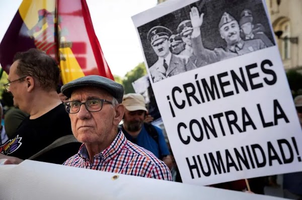 Aplicar una capa de cal del olvido al franquismo y cubrir con yeso blanco sus crímenes no es libertad de expresión Aplicar una capa de cal del olvido al franquismo y cubrir con yeso blanco sus crímenes no es libertad de expresión