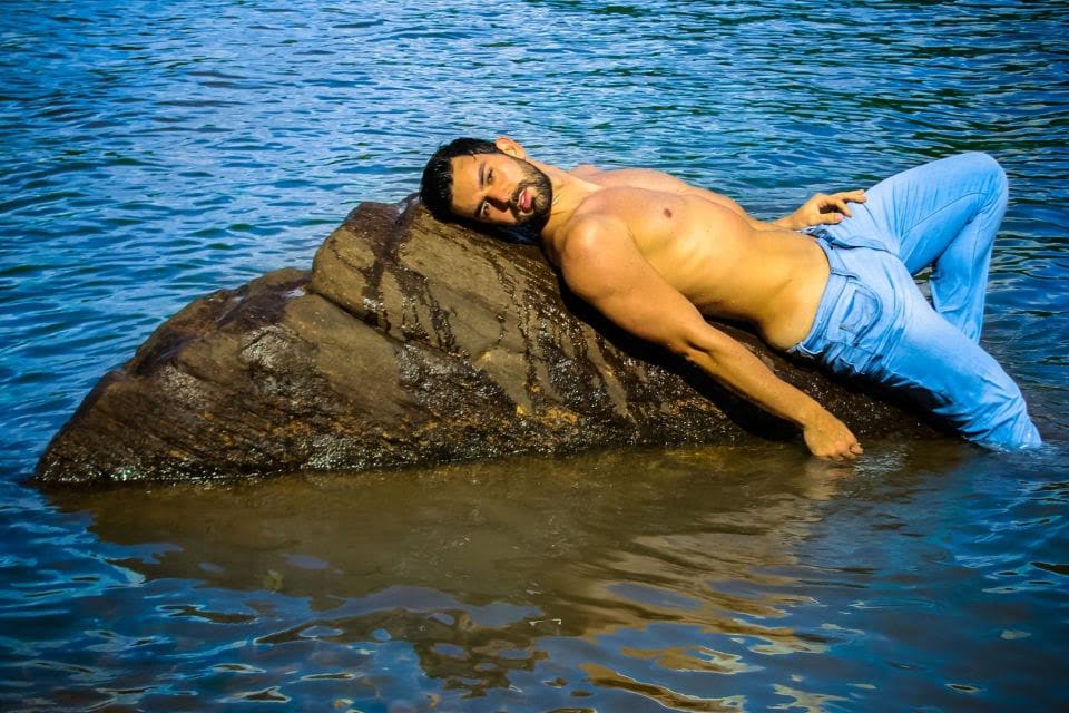 Gabriel Rodrigues posa para ensaio sensual às margens de um rio.
Foto: Muel Tsunamy 