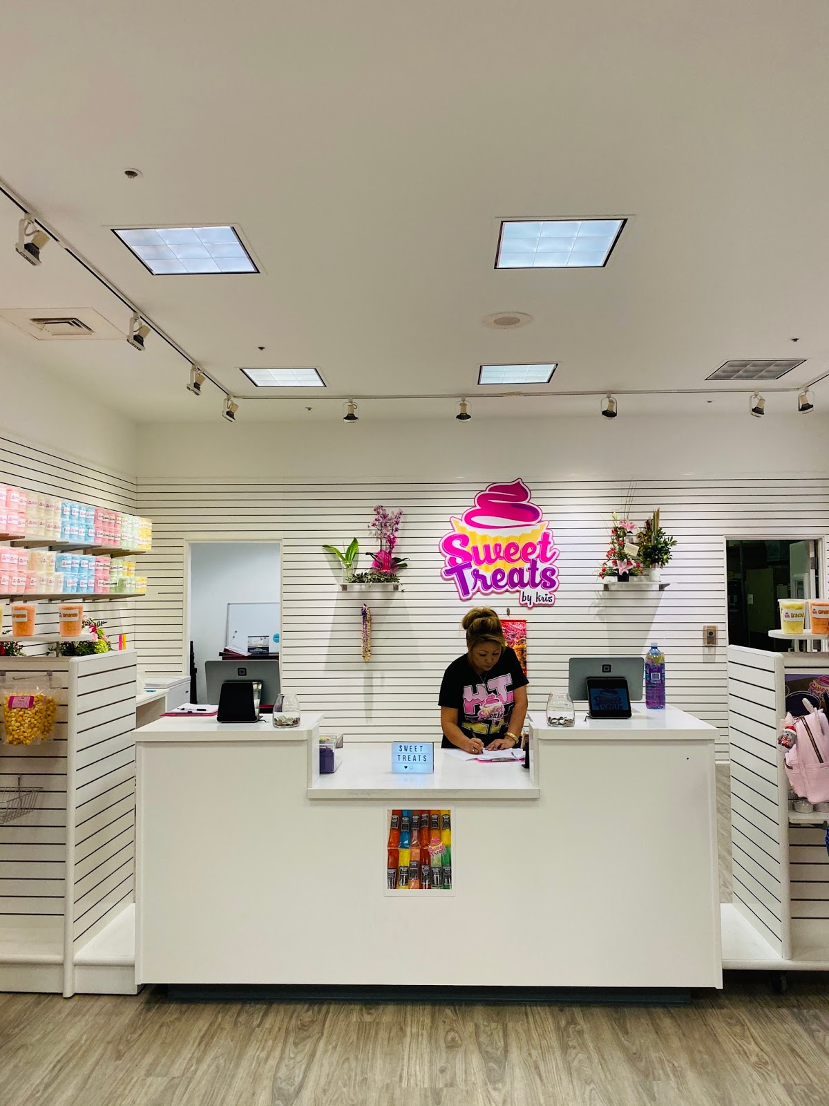 Hawaii Mom Blog Sweet Treats by Kris Opens at Pearlridge!