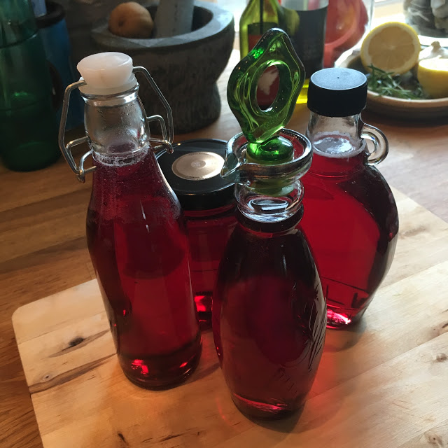 Nydelig rosesirup i diverse gjenbruksflasker og glass :) Foto: Ellen Dyb Wedeld