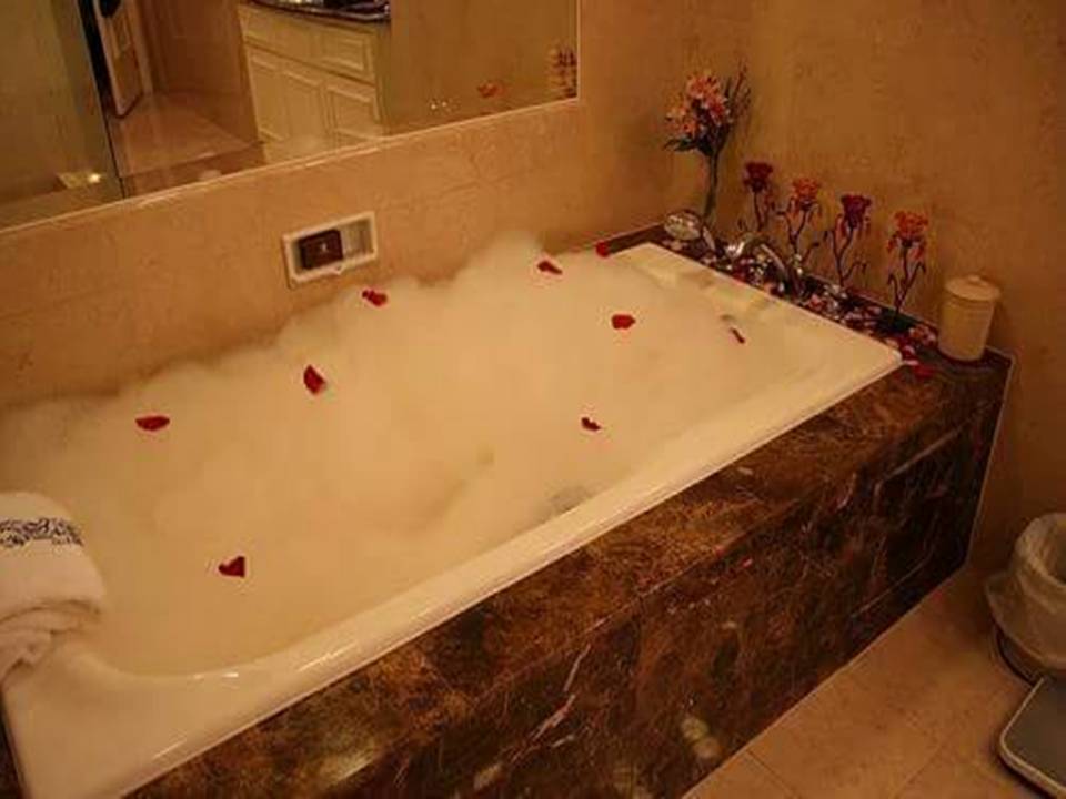 15 Romantic jacuzzi suites Home Decor