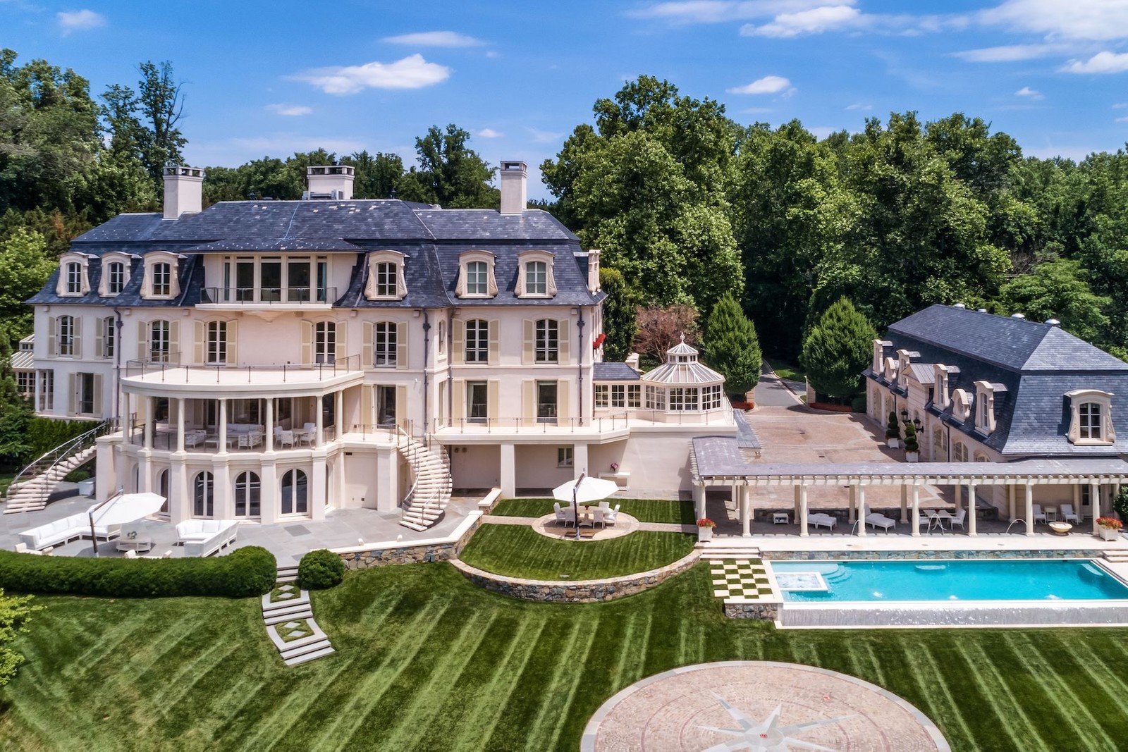 Wentworth Mansion дом