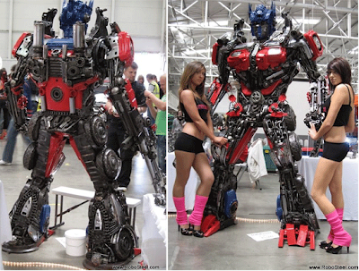 Optimus prime Robot hecho con desechos reciclados metálicos
