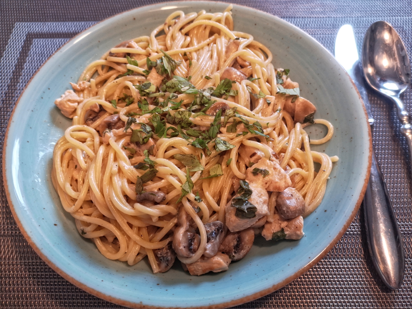 Jennys Welt und ihr Zuhause: Spaghetti in Hähnchen-Champignon-Sauce