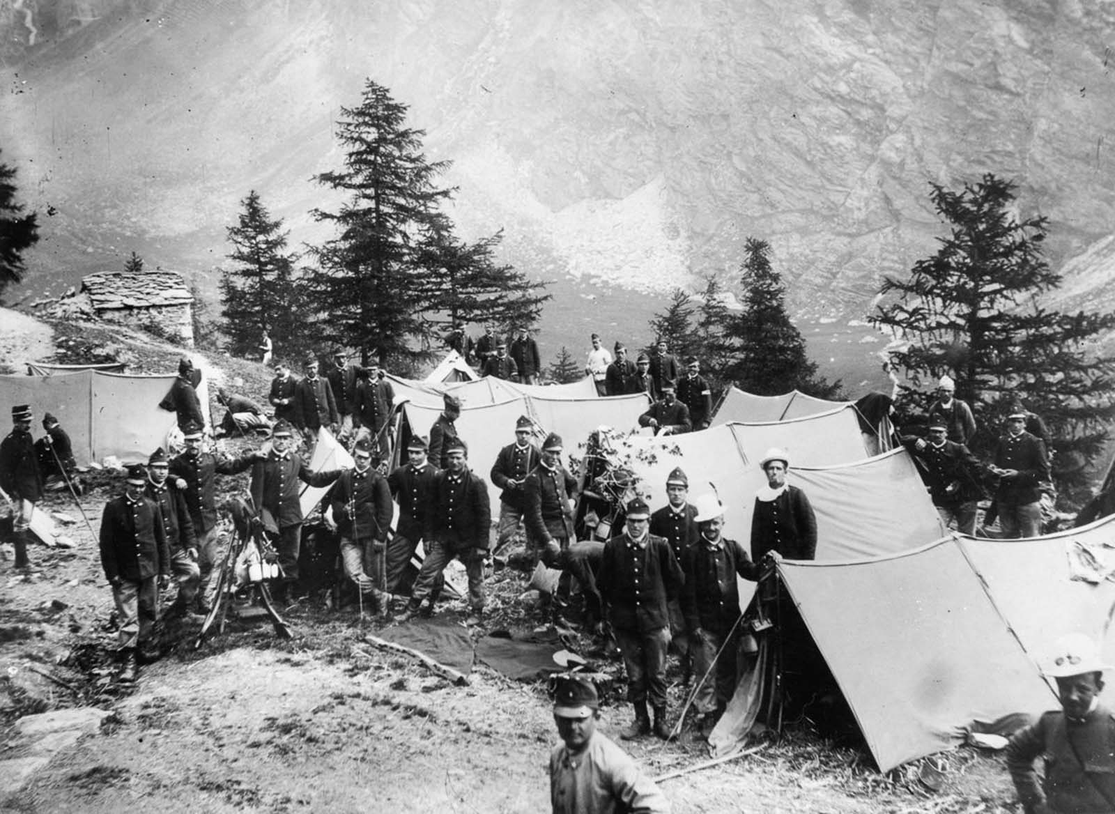 A group of Alpine Infantry soldiers camped at the foot of Mount Vilau. 1915.
