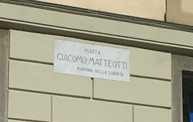 Photo of sign indicating Piazza Giacomo Matteotti in Bergamo