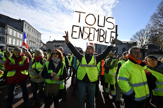 https://1.bp.blogspot.com/-WZUFeOziTck/XdFtuhq60bI/AAAAAAAAF-4/0IsfmisfPtYKArpv6HwoVkKz6jzN0WPfACLcBGAsYHQ/s320/Manifestation-gilets-jaunes-Rochefort-Charente-Maritime-24-novembre-2018_1_729_486.jpg