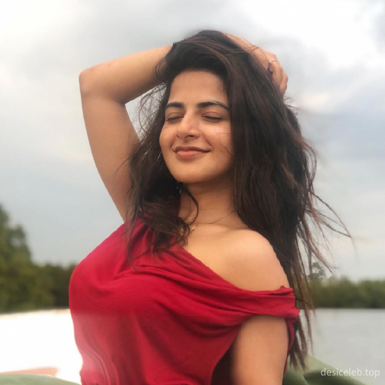 Tamil Actress Iswarya Menon Big Boobs Pics collections, Iswarya Menon big melons, Iswarya Menon boobs, Iswarya Menon cleavage