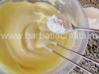 Prajitura cu piersici preparare reteta blat - incorporam faina in bezeaua de albusuri cu galbenusuri